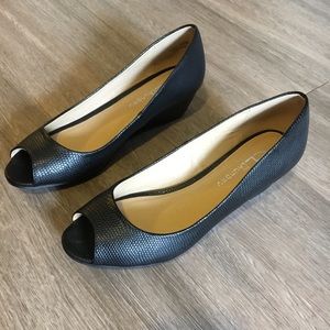 CL by Laundry Hartley Wedge Pump in Black Lizard